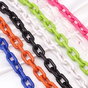 Detailopname van dikke kleurrijke acryl schakelkettingen voor punk stijl accessoires