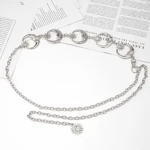 Makroaufnahme von silbernem Mond und Stern Anhängern an einer stylischen Metall Taillenkette