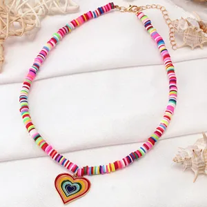 Detailaufnahme der bunten Heishi-Perlenkette mit gestuftem Regenbogen-Herzanhänger