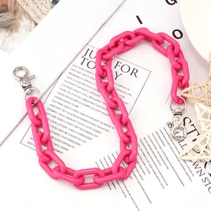 Roze dikke acryl ketting voor broeken of tassen met zilveren metalen karabijnsluitingen