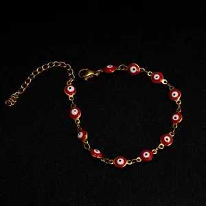 Goldenes Edelstahl-Armband mit roten Böser-Blick-Anhängern und Karabinerverschluss