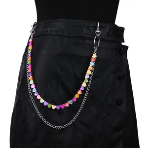 Catena da vita con cuori colorati e maglie in metallo argento su gonna di pelle nera