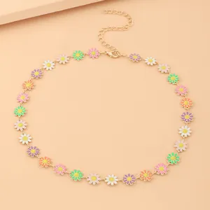 Détail du collier marguerite coloré avec fermoir mousqueton et chaîne dorée ajustable