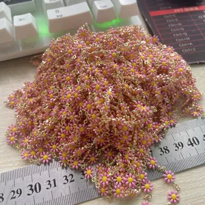 Gros plan de pendentifs marguerites roses pour la fabrication de bijoux DIY et artisanat