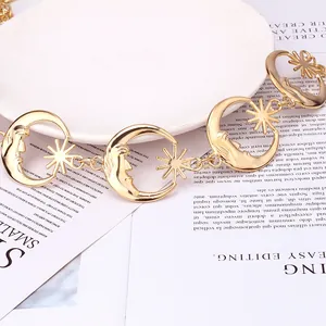 Detail der goldenen Metall-Taillenkette mit Mond- und Sterndesign im Vintage-Stil