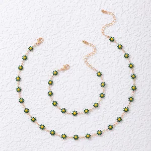 Parure de bijoux marguerites dorées avec collier et bracelet en émail vert et jaune