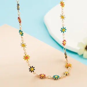 Collier à pendentifs marguerites colorées dorées avec fleurs en émail sur chaîne fine