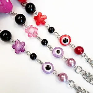 Détail macro de chaînes de perles Y2K avec œil porte-bonheur et perles colorées