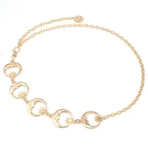 Detailansicht der goldfarbenen Bauchkette mit Mond- und Sonnenanhängern im Boho-Stil