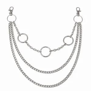 Detailansicht einer dreilagigen silbernen Hip-Hop-Taillenkette im Punk-Stil mit Ringen
