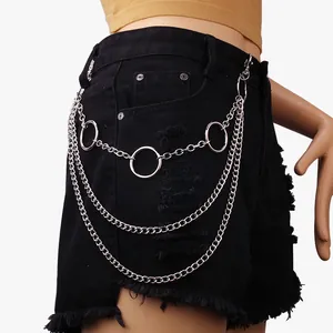 Mehrlagige silberne Metall-Taillenkette im Punk-Stil mit Ringen an schwarzen Shorts