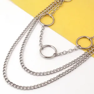 Detail einer silbernen mehrlagigen Punk-Hip-Hop-Taillenkette mit Metallringen