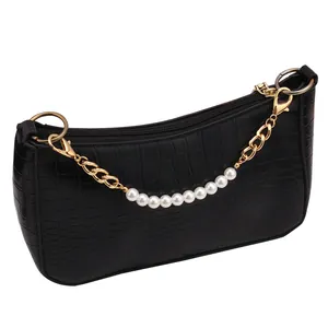 Bolso de mano negro con grabado de cocodrilo y cadena de perlas y metal dorado