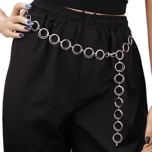 Chaîne de taille punk en métal argenté à doubles anneaux avec fermoir mousqueton sur pantalon
