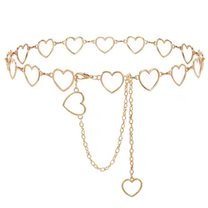 Détail de la ceinture chaîne dorée à cœurs avec fermoir mousqueton et pendentifs élégants