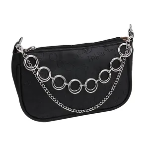Schwarze Vintage-Schultertasche mit Cartoon-Prägung und klobiger silberner Metallkette