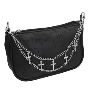 Schwarze Baguette-Tasche aus geprägtem Kunstleder mit Silberkette und Kreuz-Anhängern