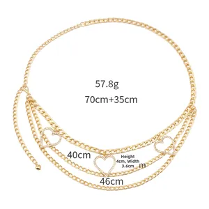 Détail de la chaîne de corps dorée multicouche avec pendentifs cœurs évidés en strass