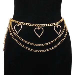Chaîne de taille dorée multicouche avec trois pendentifs coeur évidés en diamant