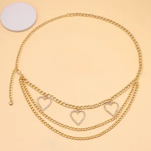 Chaîne de corps dorée avec pendentifs cœurs sertis de strass pour tenue de bikini