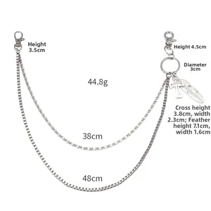 Détails d'une chaîne de pantalon double en argent avec pendentifs croix et plume