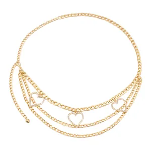 Chaîne de taille dorée multicouche avec pendentifs en forme de cœur sertis de diamants