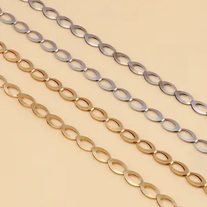 Detailopname van in elkaar grijpende ovale metalen schakelkettingen in goud en zilver