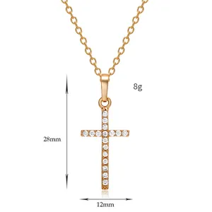 Vista dettagliata del ciondolo a croce in zircone 28mm x 12mm con specifiche di peso 8g