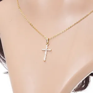 Collana minimalista in oro con pendente a croce con zirconi scintillanti per donna