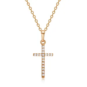 Dettaglio della collana con ciondolo a croce in oro rosa con pavé di cristalli bianchi