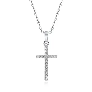 Dettaglio del ciondolo a croce d'argento con zirconi scintillanti su catena fine