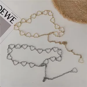 Détail de la chaîne de taille avec maillons en forme de cœur en métal doré et argenté