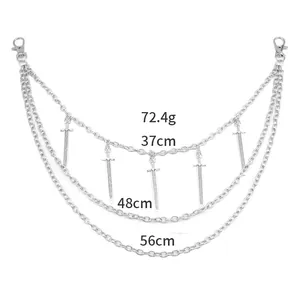 Detailansicht der dreilagigen silbernen Taillenkette mit fünf Schwertanhängern und Maßen