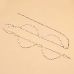 Detail einer mehrlagigen Taillenkette mit Kunstperlen und silbernen Herzanhängern für Kleider