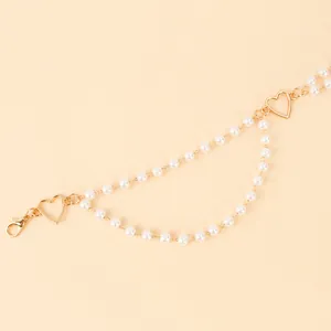 Nahaufnahme der Perlen-Herz-Taillenkette mit goldenen Gliedern und Karabinerverschluss