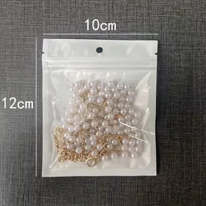 Detailansicht der mehrlagigen Herz-Perlen-Körperkette in ihrer 10x12cm Verpackung
