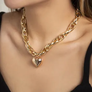 Collana a catena dorata spessa minimalista con pendente a cuore cavo lucido da donna