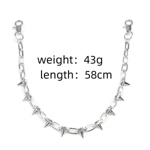 Detailansicht einer Punk-Metall-Taillenkette mit Spikes, Gewicht 43g und Länge 58cm