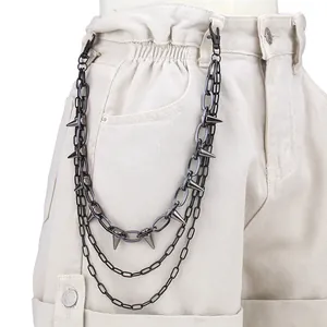 Drelagige Punk-Taillenkette mit schwarzen Metallspitzen und Nieten für Streetwear-Look