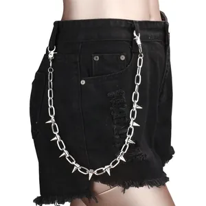 Detail einer silbernen Punk-Taillenkette mit Metallspikes an schwarzen Denim-Shorts für Outfits