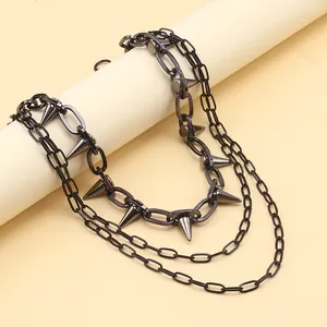 Detail der mehrlagigen Punk-Kette in Gunmetal mit Metallspikes für Hip-Hop-Outfits