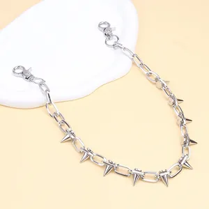 Detailansicht der silbernen Punk-Taillenkette mit spitzen Metall-Spikes und Karabinern
