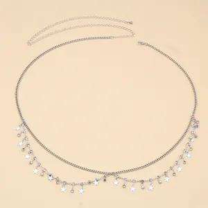 Dettaglio della catena corpo argento con ciondoli a stella e nappe di strass brillanti