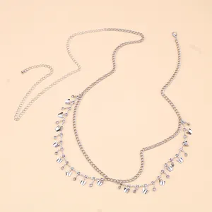 Dettaglio catena in argento a doppio strato con pendenti a farfalla e strass brillanti