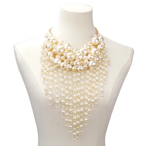 Collier plastron multicouche à pampilles de perles avec quincaillerie dorée