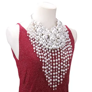 Collier ras du cou multicouche exagéré à glands de perles sur mannequin en robe rouge