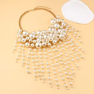 Collier plastron multicouche en fausses perles blanches avec pampilles dorées élégantes