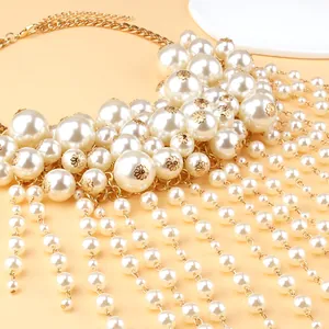Vue détaillée du collier de perles multicouches avec franges dorées et fermoir mousqueton