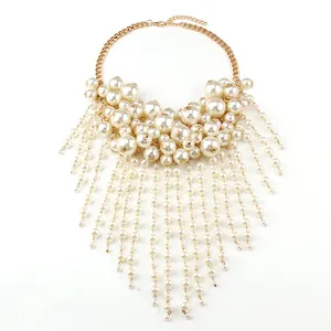 Collier plastron multicouche avec pampilles de perles et détails dorés pour femme
