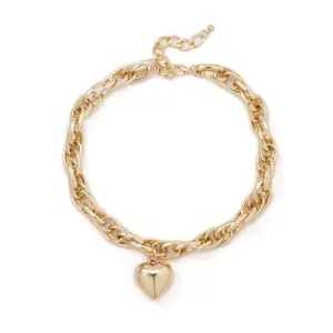 Collana a catena spessa dorata lucida con ciondolo a cuore cavo e chiusura a moschettone